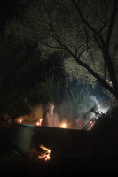 Außenbadewanne bei Nacht